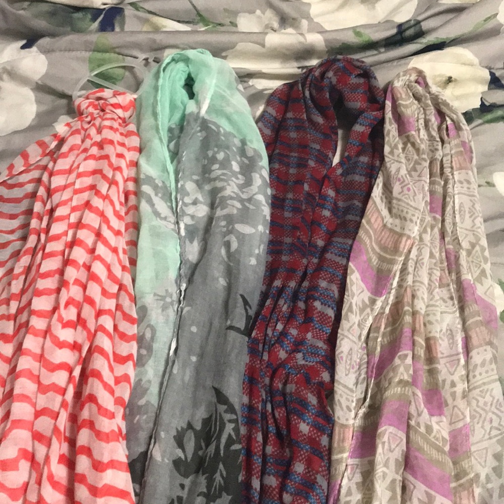 Lot of scarves (4)